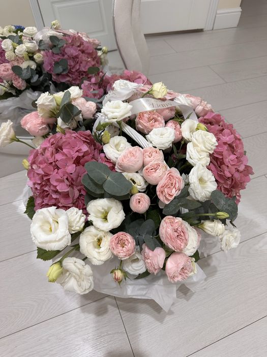 Цветы на корзине