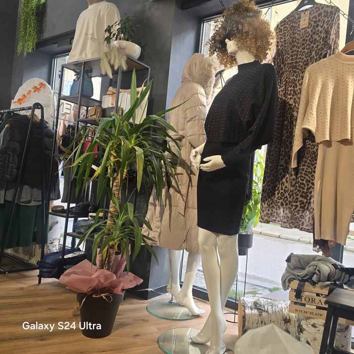 3бр дамски манекени със стойка.много запазени и работещи все още.