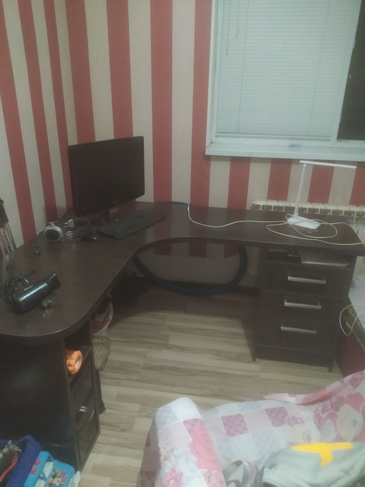Стол компьютерный