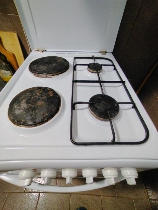 Готварска печка с фурна с котлони на газ  индезит.