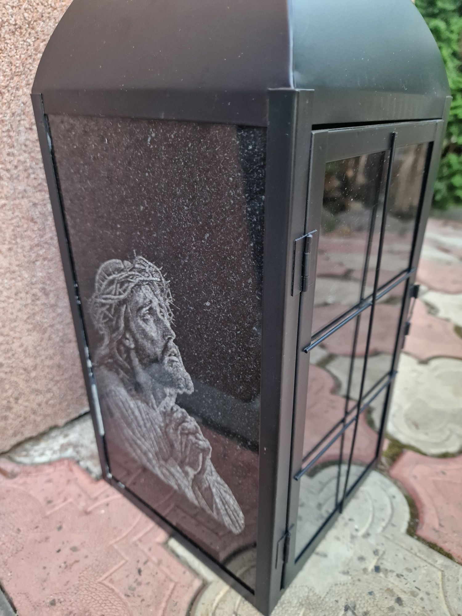 Masa și felinar din granit negru cimitir mormant