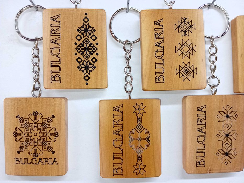 Дървен ключодържател с шевици и орнаменти