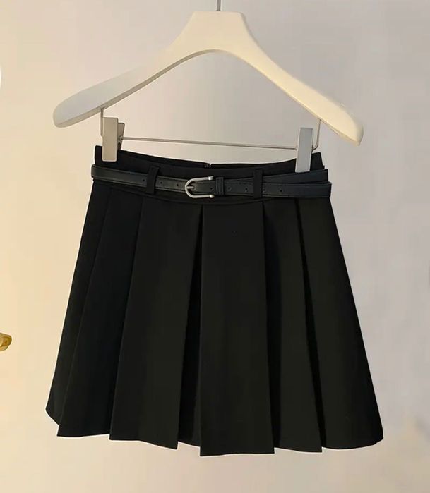 Къса черна пола плисе с колан - нова