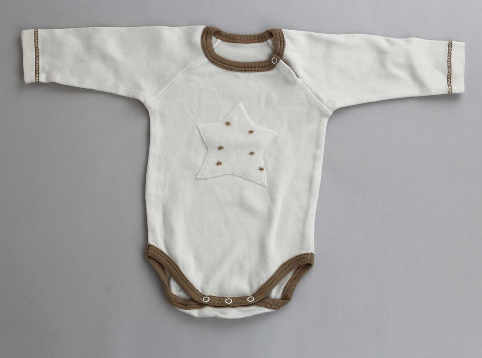 Лот от красиви бебешки дрешки от органичен памук на различни брандове.