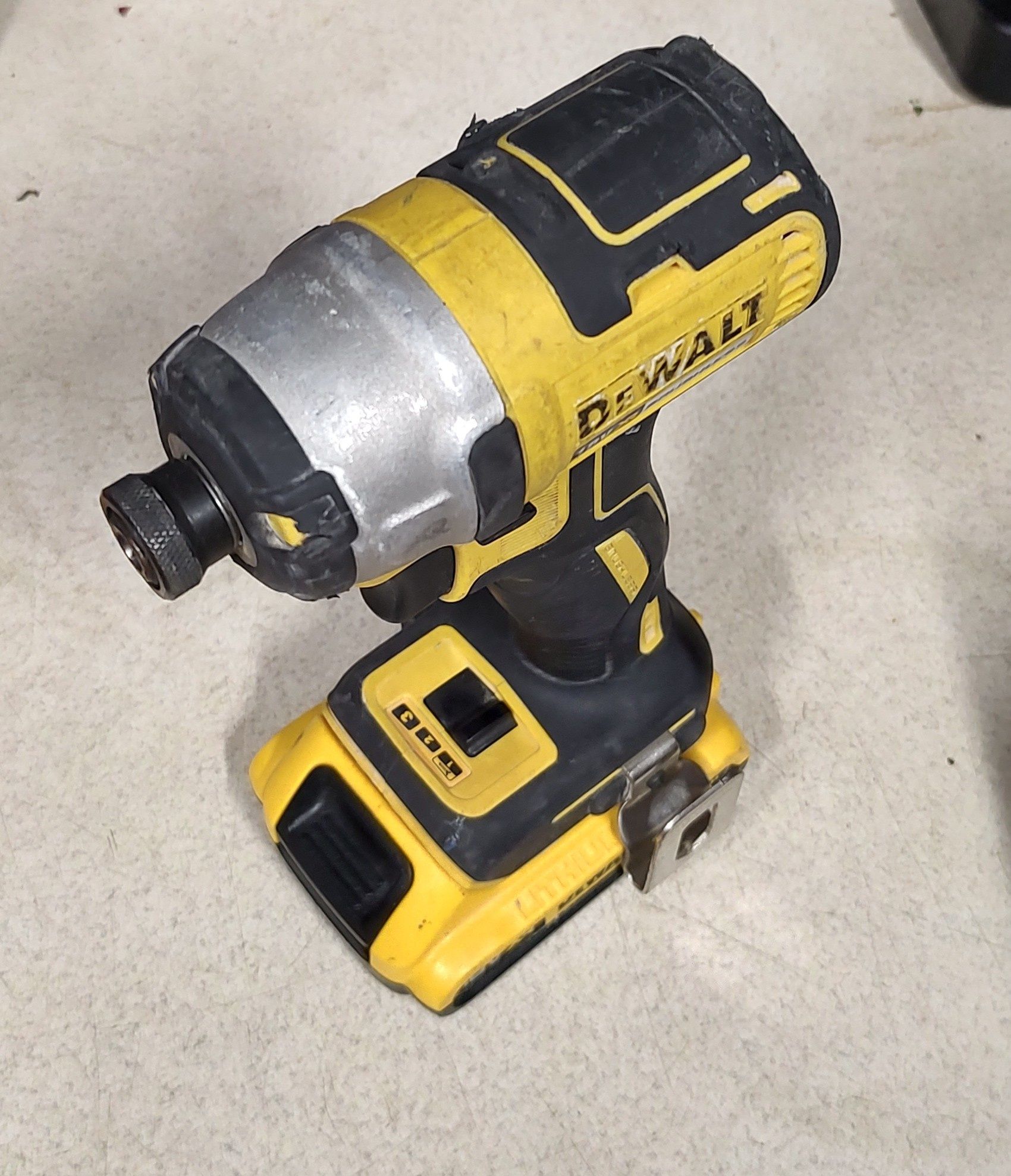 DeWalt DCF - 887