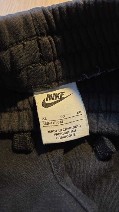 Pantaloni Nike mar.XL, bleumarin, in stare foarte buna, pentru baieti.