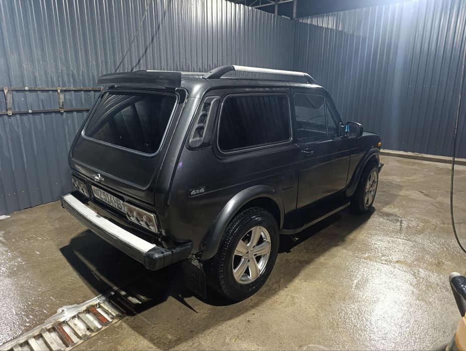 Yurib turgan avtomobil 4x4