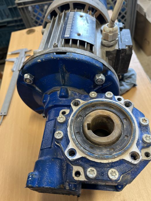 Motor electric cu reductor de 0,37 kw