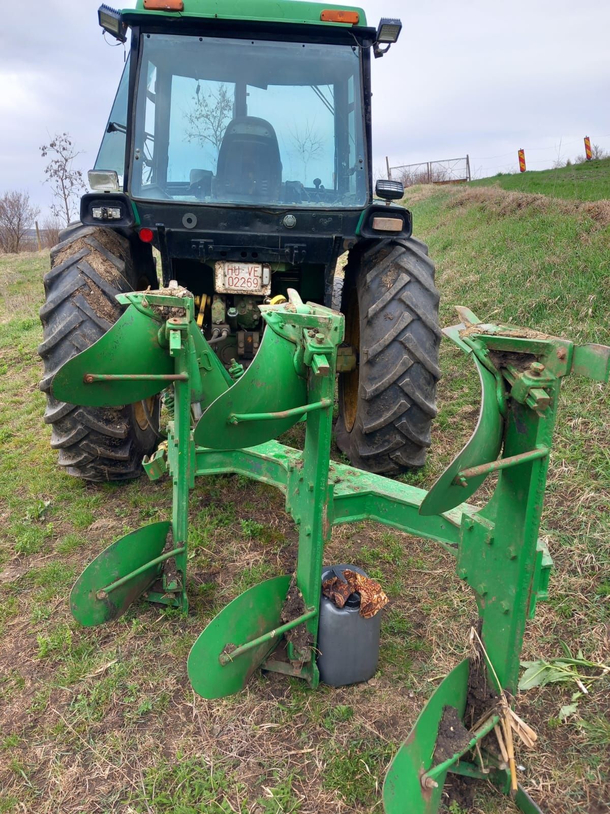 Vând Tractor  cu plug reversibil cu 3 trupite. John Dere