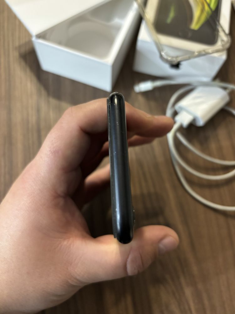 Продавам Iphone SE2020 64GB