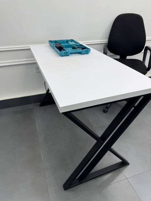 Продается стол с металической основой