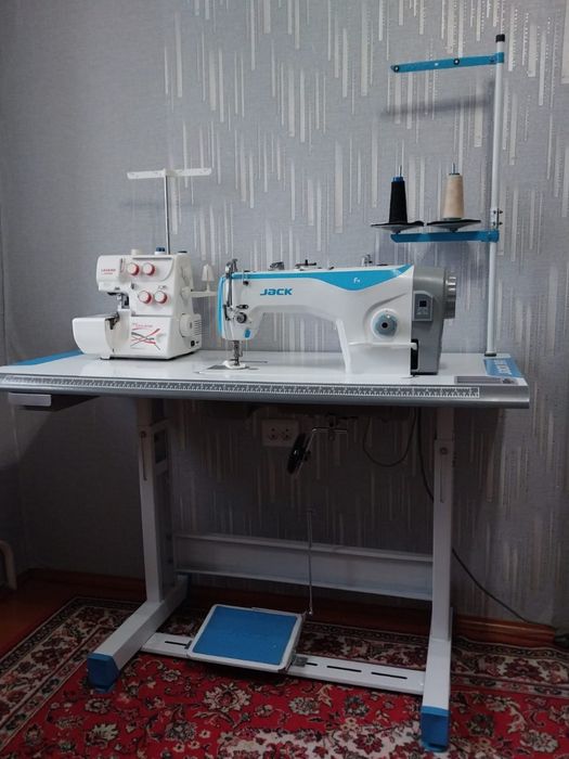 Продам Швейную машинку оверлок Стол и стулья!