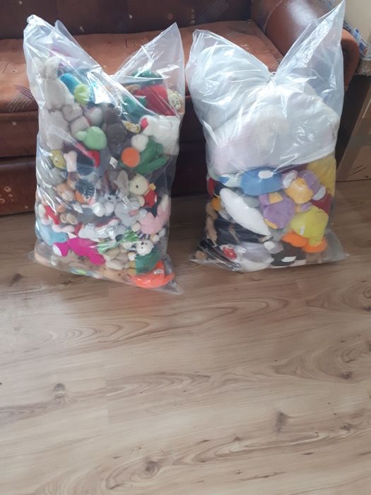 Vand 2 saci de plusuri