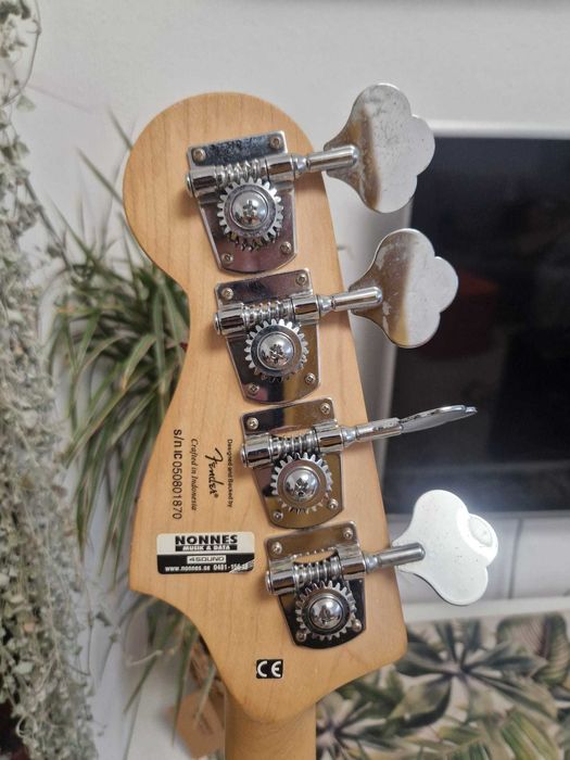 Vand chitara Bass Squier Standard din 2005 made in Indonesia.
