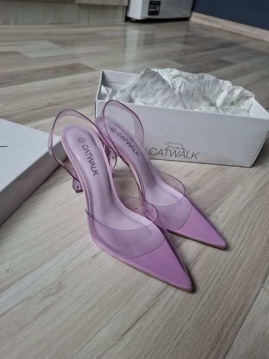 Дамски обувки с токчета на марката Catwalk!