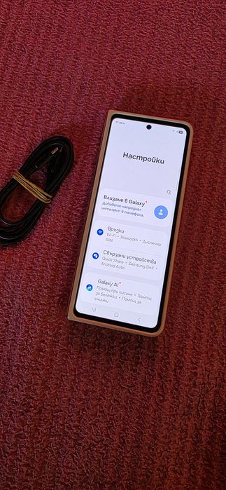 Samsung Galaxy Z Fold 4 12GB RAM 512GB Beige-само на малък дисплей!