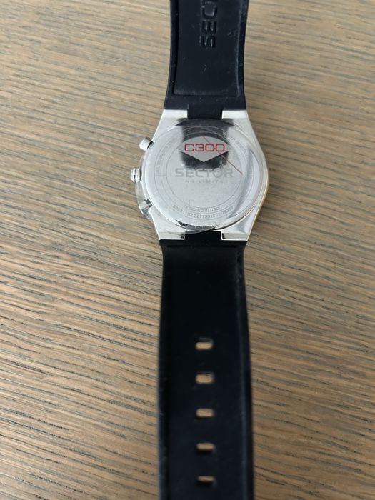 Продавам чисто нов оригинален часовник Sector No Limits C300.
