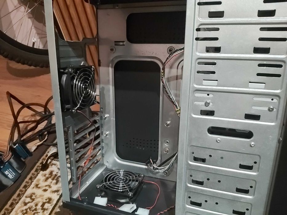 Carcasa PC marca Spacer echipata cu dvd-rw, 3 coolere si cititor