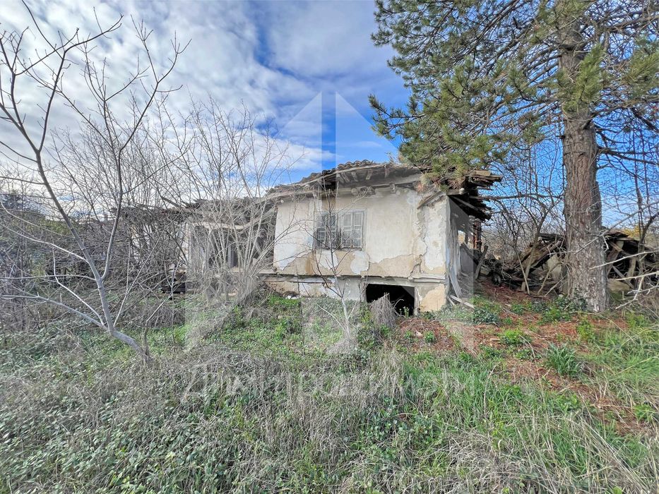 Продава дворно място с площ от 1740 кв.м. със стара къща с. Мировци.