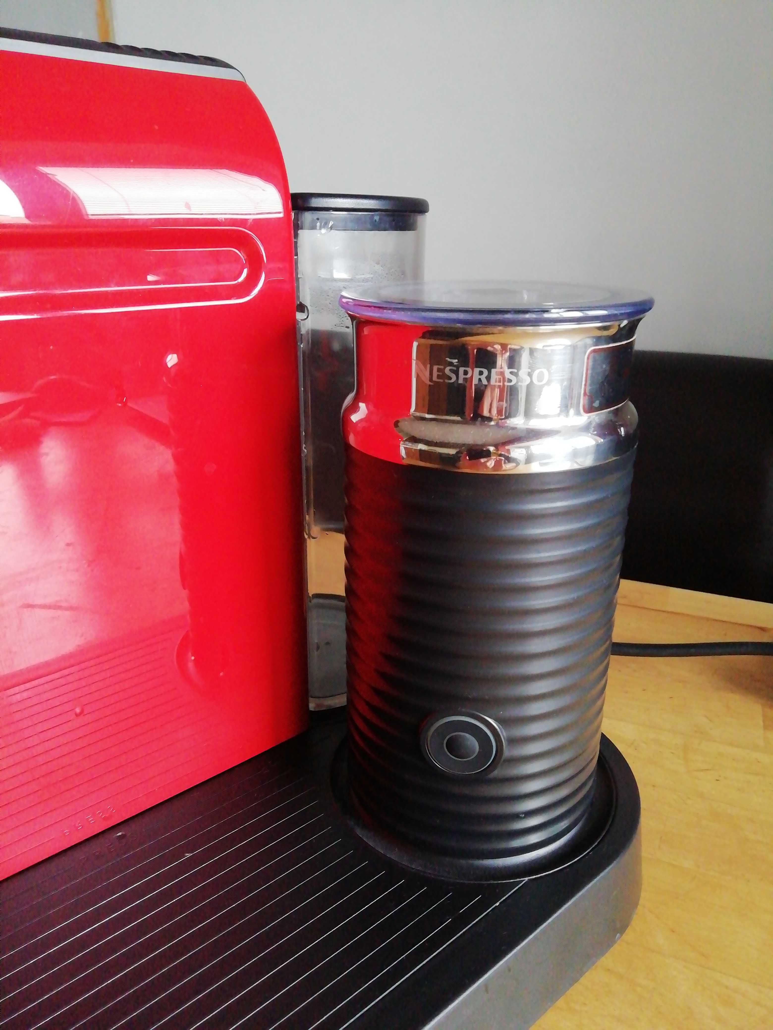 кафе машина Nespresso Крупс + уред за пяна