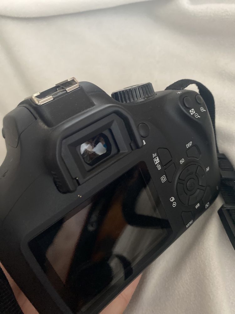 Aparat foto DSLR Canon EOS 4000D Kit 18-55mm Bundle