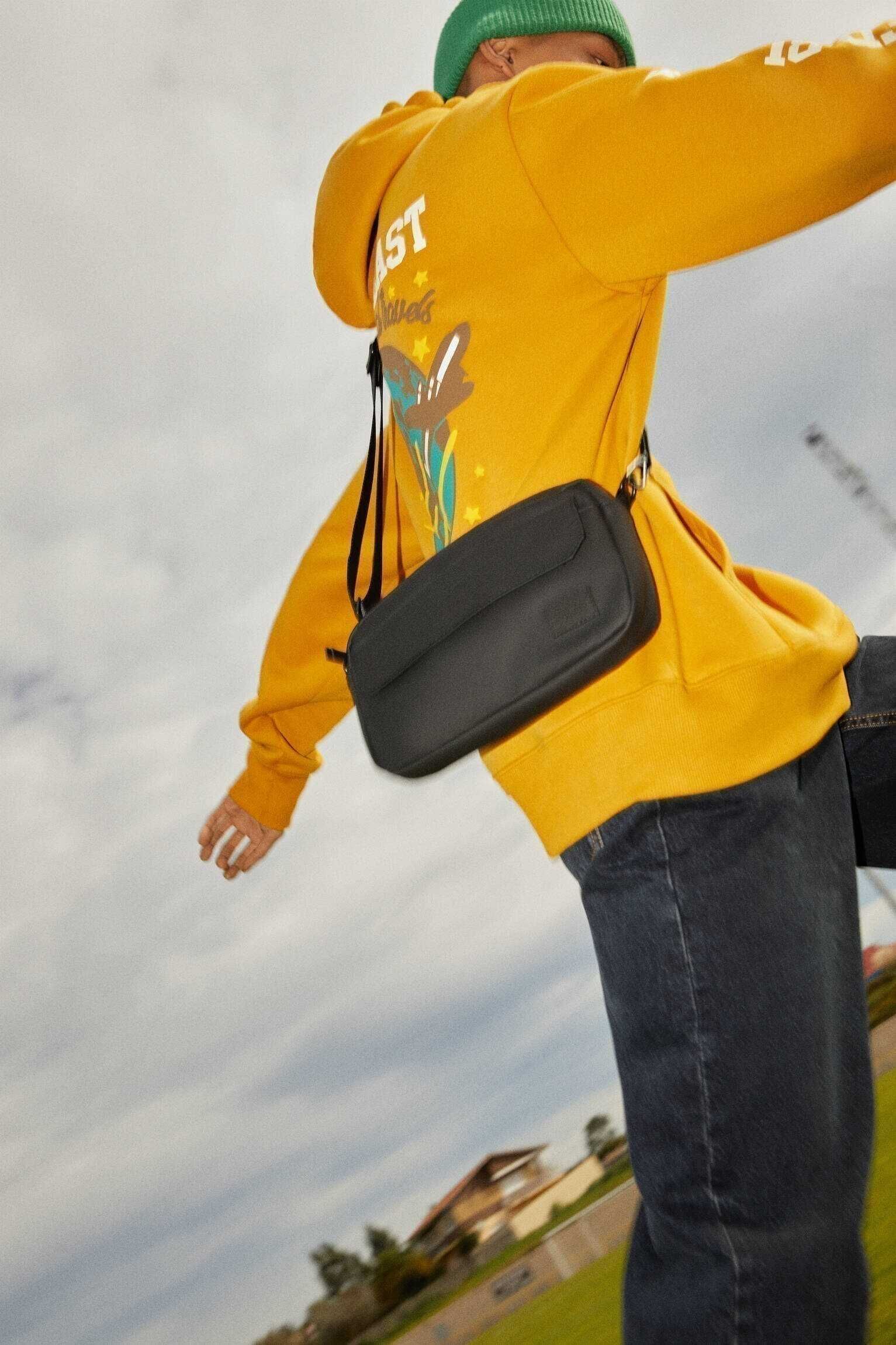 Мъжка чанта през рамо с кожен ефект Pull&Bear, 27х17 см, Черна