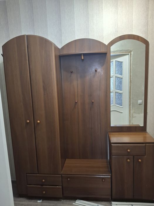 Продам прихожую .