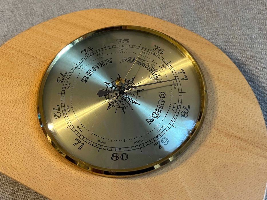 Barometru analogic cu suport din lemn masiv model clasic 28 cm