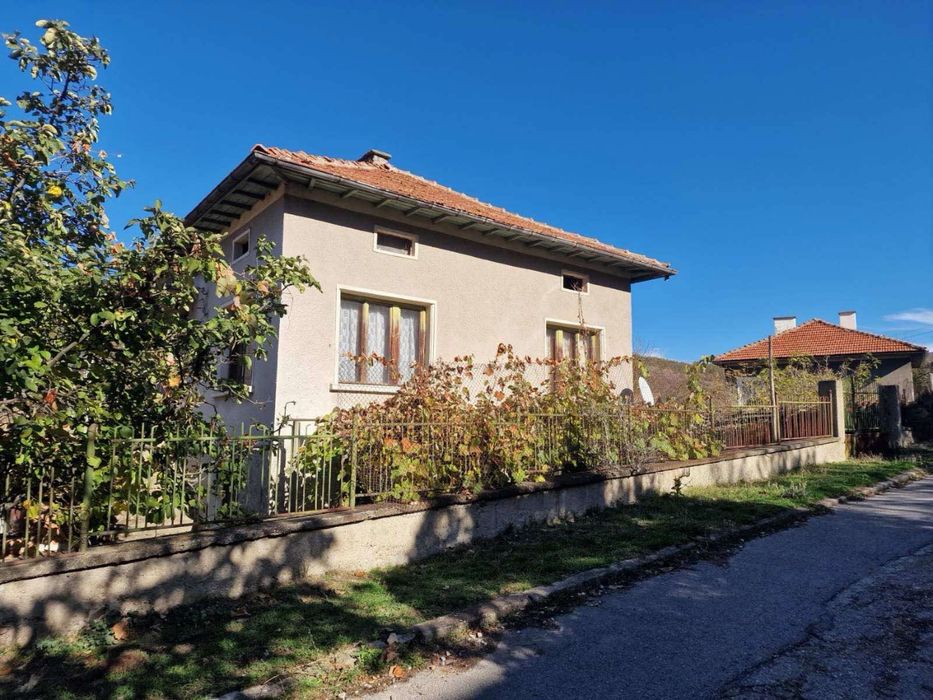 Двуетажна къща в с. Петрич