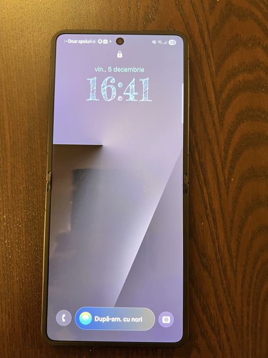 Telefon mobil Samsung Galaxy Z Flip7, 12GB RAM, 512GB, 5G, Jetblack