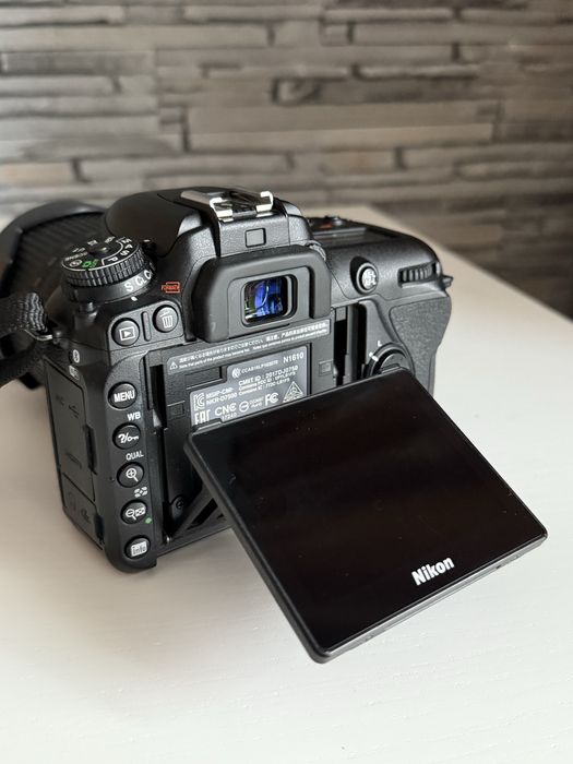 Vând Nikon D7500 + Obiectiv 18-140mm + Accesorii