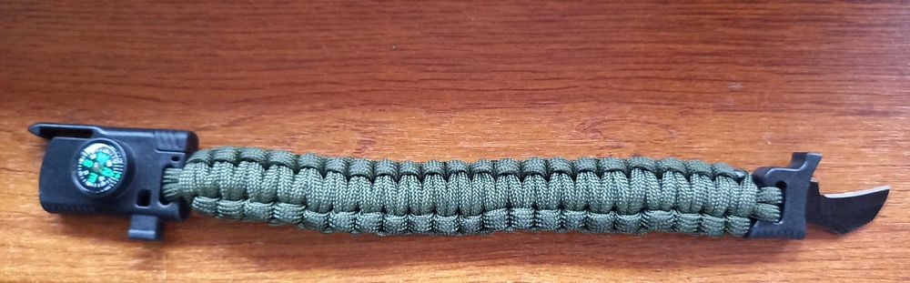 Bratara cu paracord,busola,fluier si cutit