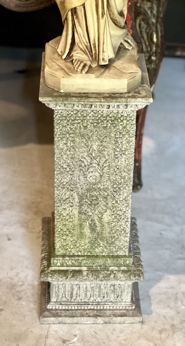 Statuie decorativă clasică pe soclu – femeie stil renascentist
