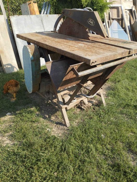Vând Ferăstrău Circular cu Masă pentru Despicat și Tăiat Lemn