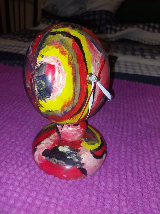 Ceas din lemn viu colorat