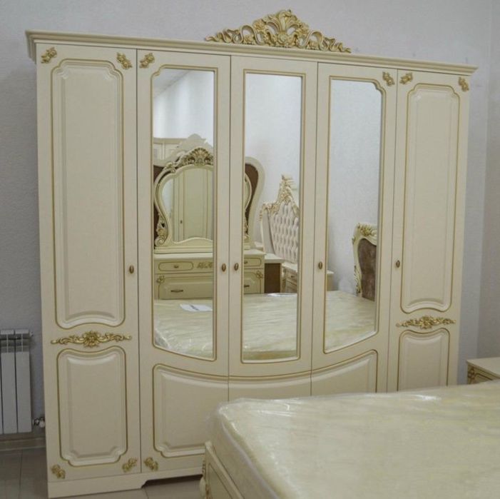 продам 5 дверный вместительный шкаф отличного качество