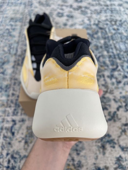 Adidas Yeezy 700 V3 Mono Safflower 45 1/3