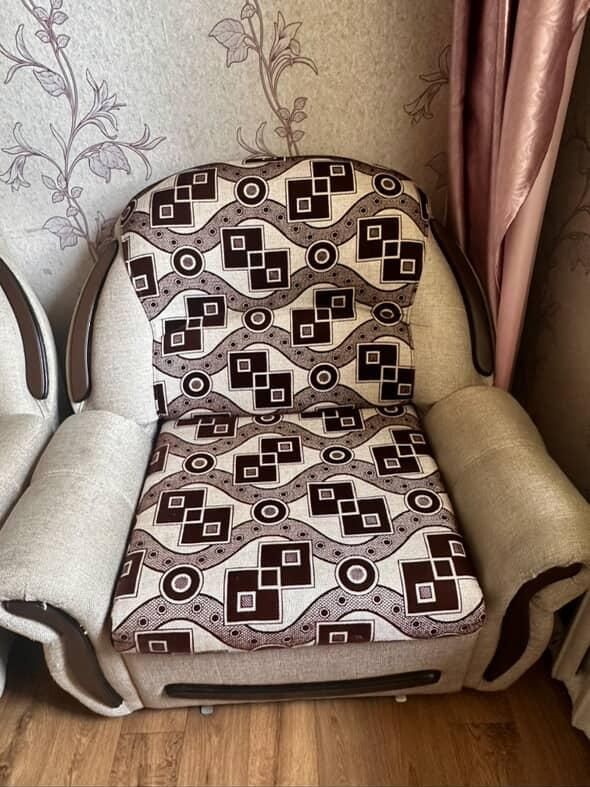 Продам диван, диванчик и кресло
Цена : 140 тысяч 
Торг уместен. 
Диван