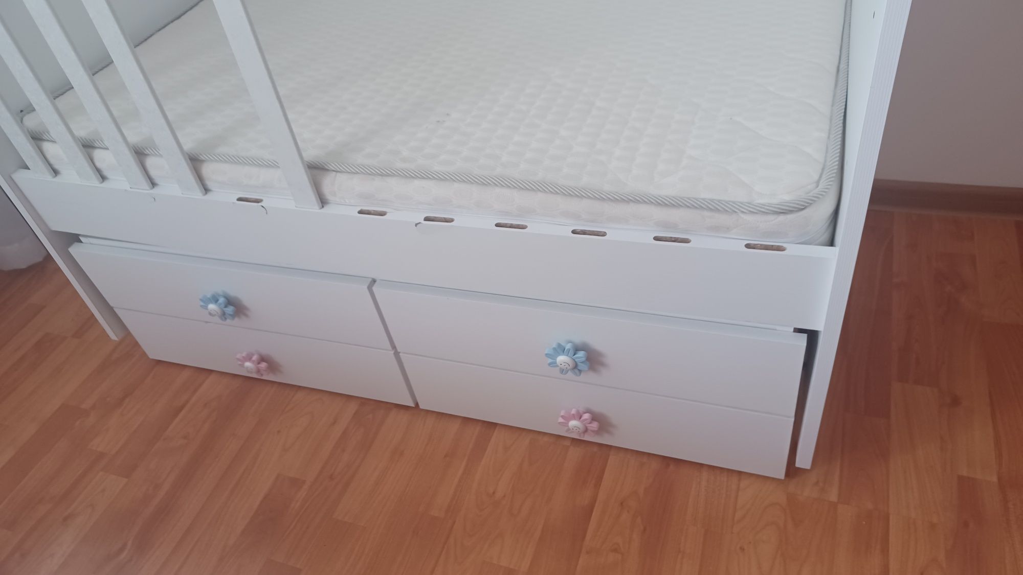 Детско легло с двулицев матрак и люлка.