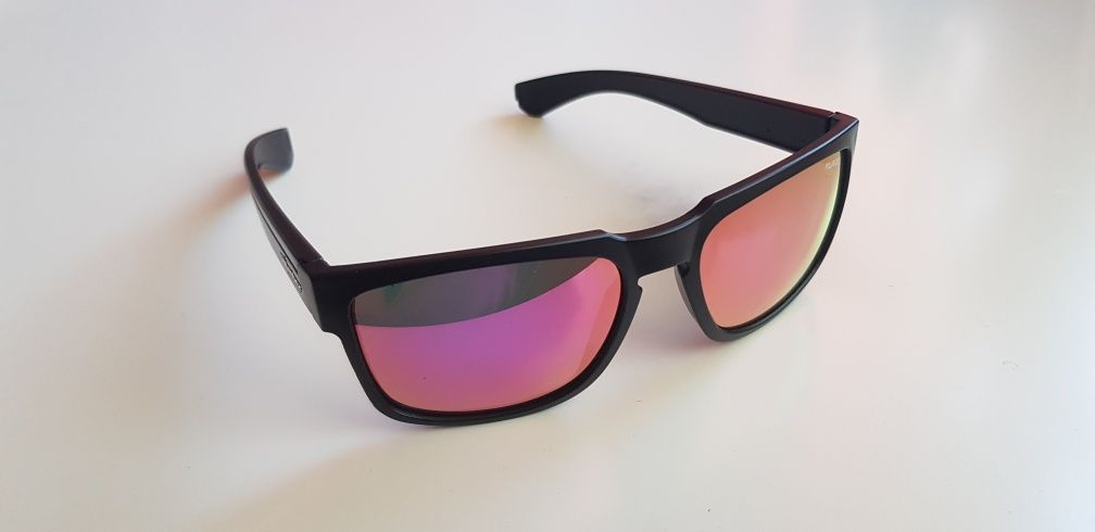 Слънчеви очила с розови стъкла