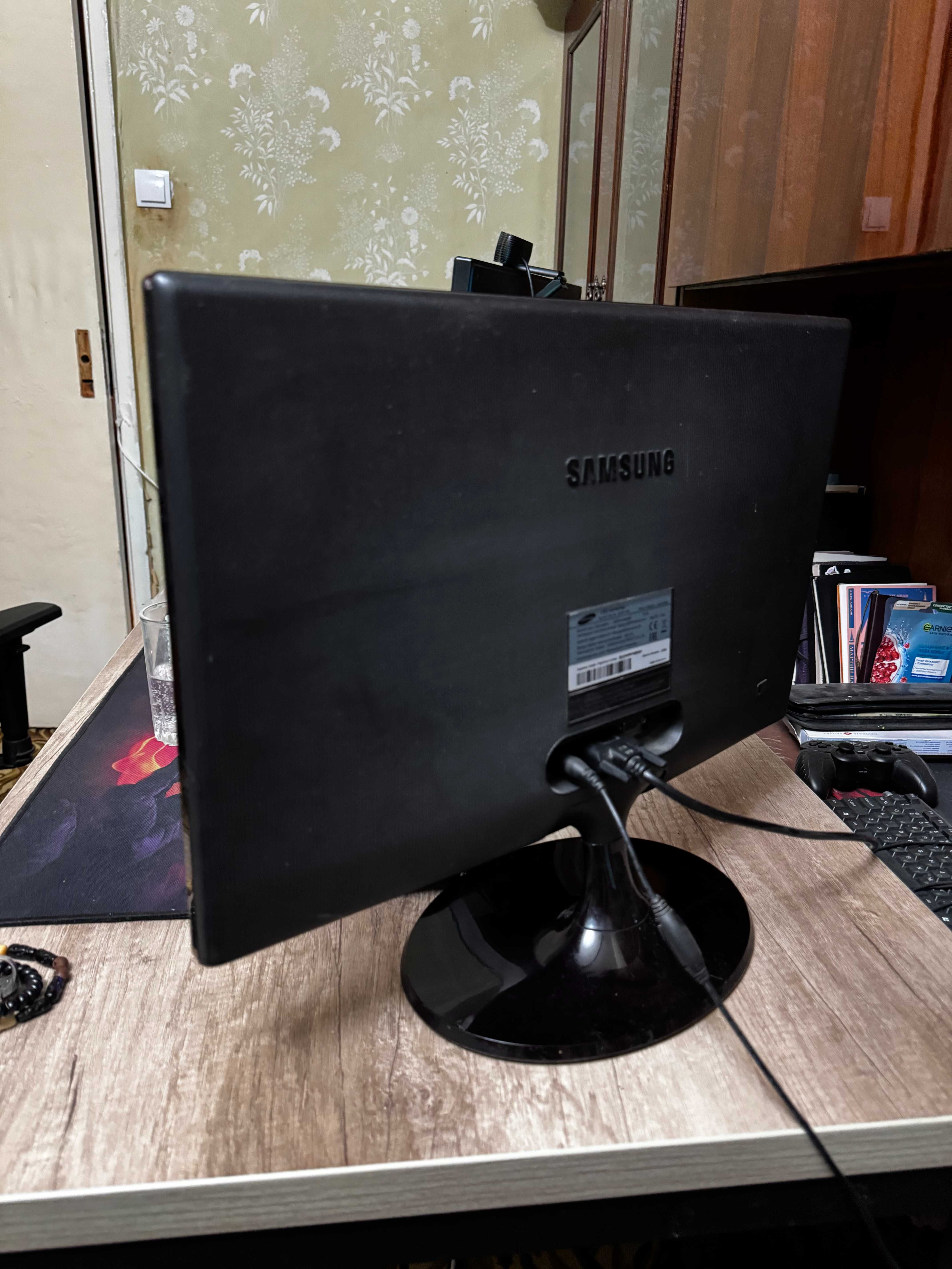 LED монитор Samsung S22C300B — 21.5"