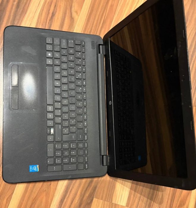 Vând laptop pentru piese