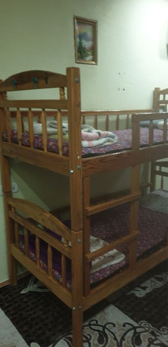 Bolalar krovati, mustaxkam yog’ochdan. 2 qavatli