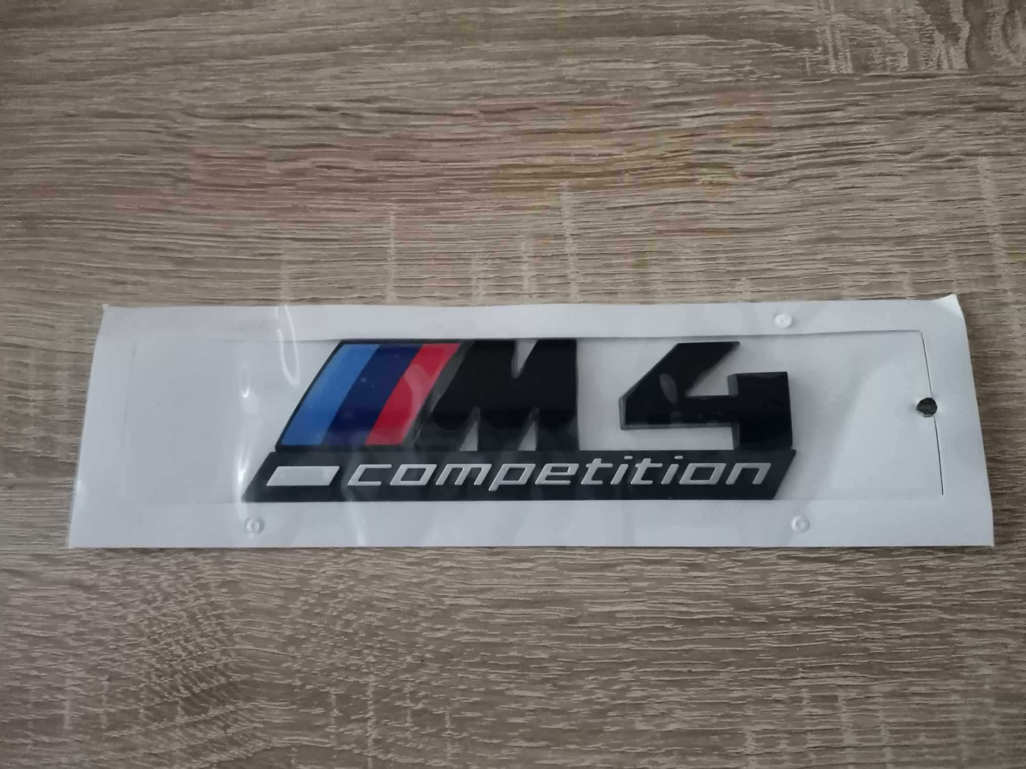 черна емблема BMW M4 Competition