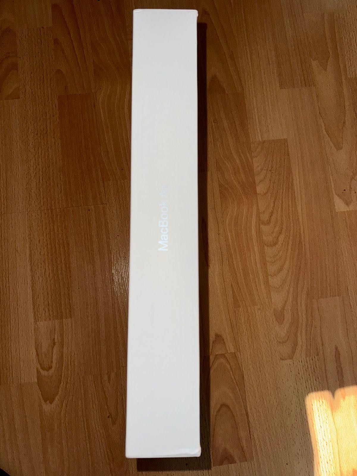 MacBook Air 15-inch чисто нов!