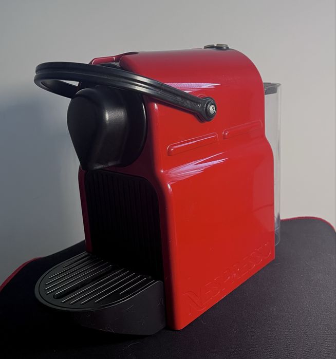 Кафемашина Nespresso Inissia (червена)