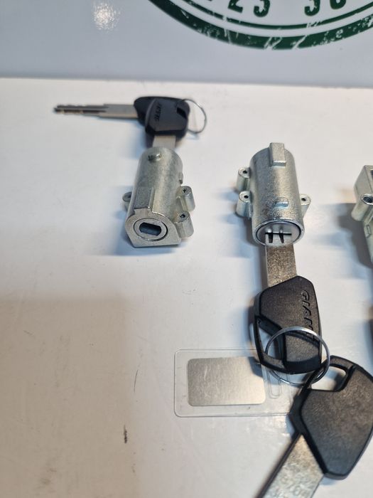 Incuietoare baterie ebike Giant baterie intube deschidere stanga