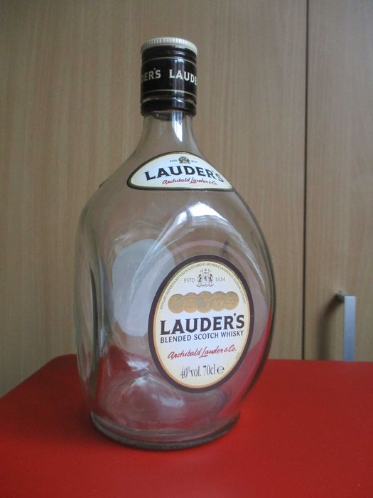 Колекция от стъклени бутилки (уиски и др.)