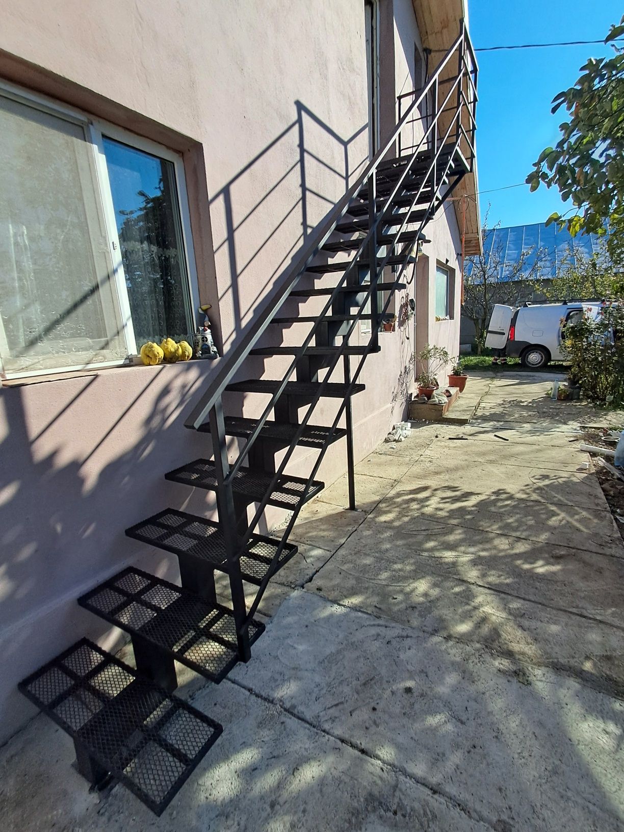 Scări metalice exterioare pe vang central