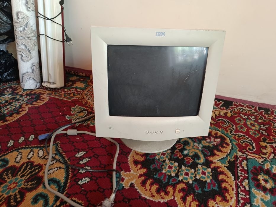 Monitor eski  IBM sotiladi